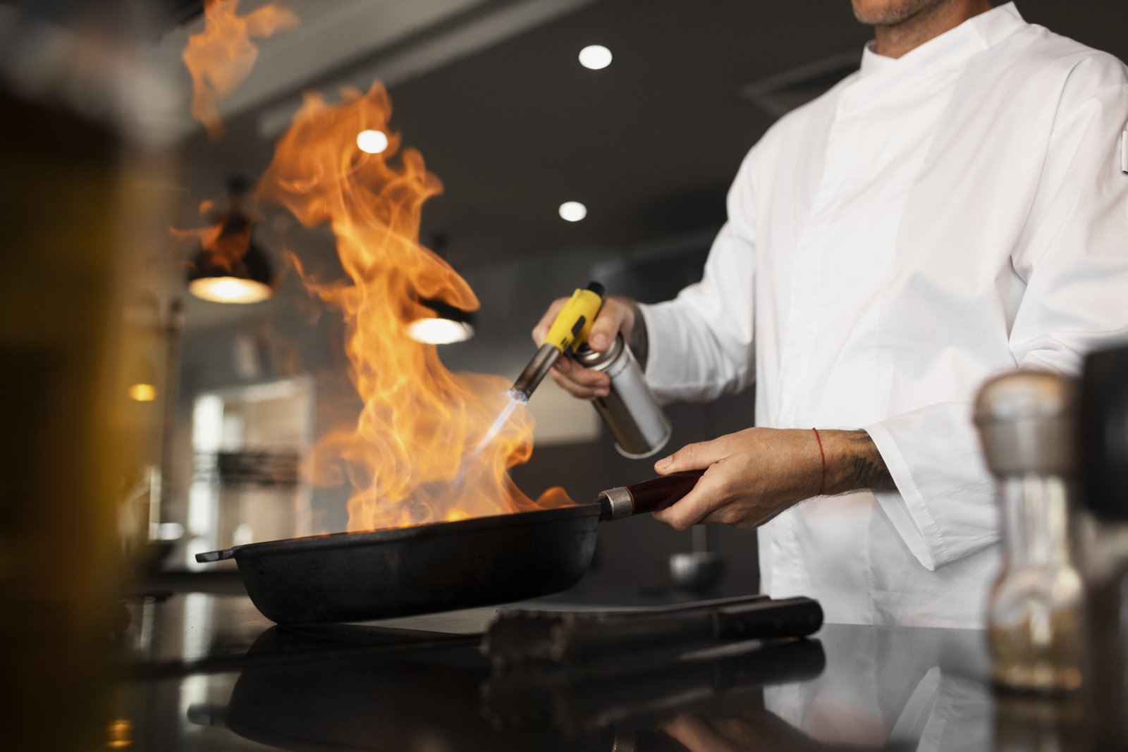 side-view-man-cooking-job